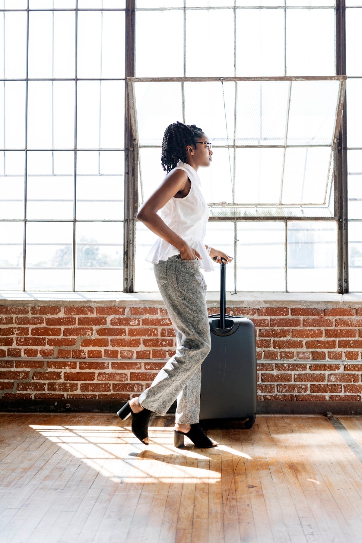 15 Travel Essentials Elegant Women Never Forget - NOTIQ